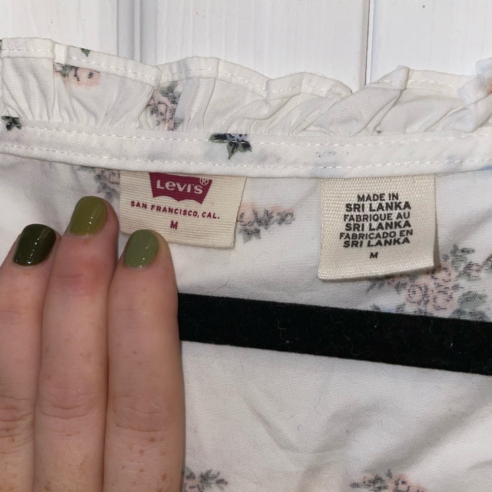 🖤 Levis floral crop Button up 🖤 - Picture 2 of 4